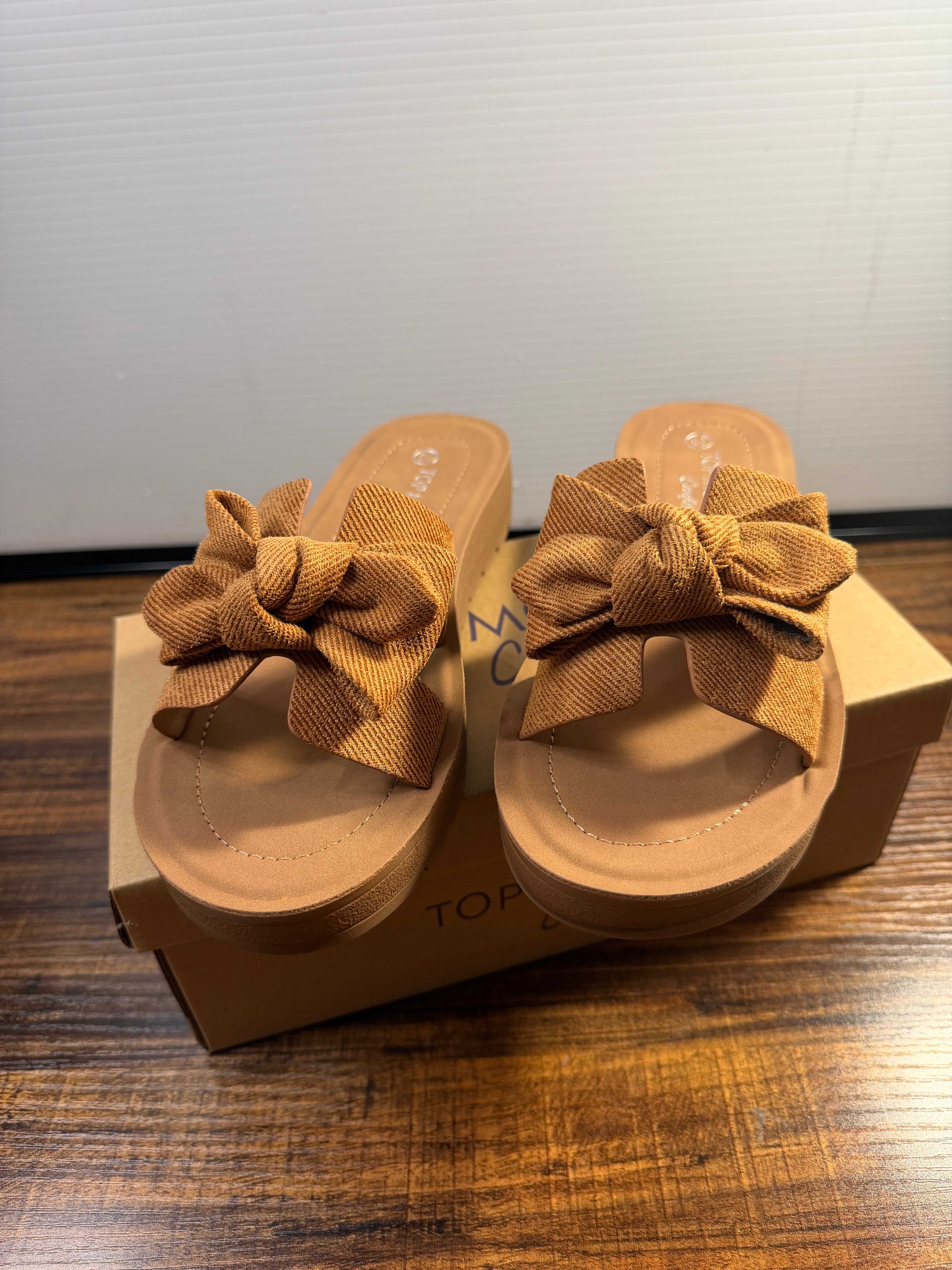 Brown sandal with a decorative denim fabric bow