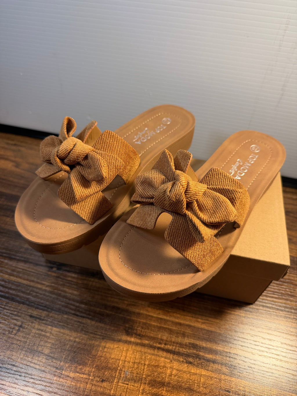 Brown sandal with a decorative denim fabric bow
