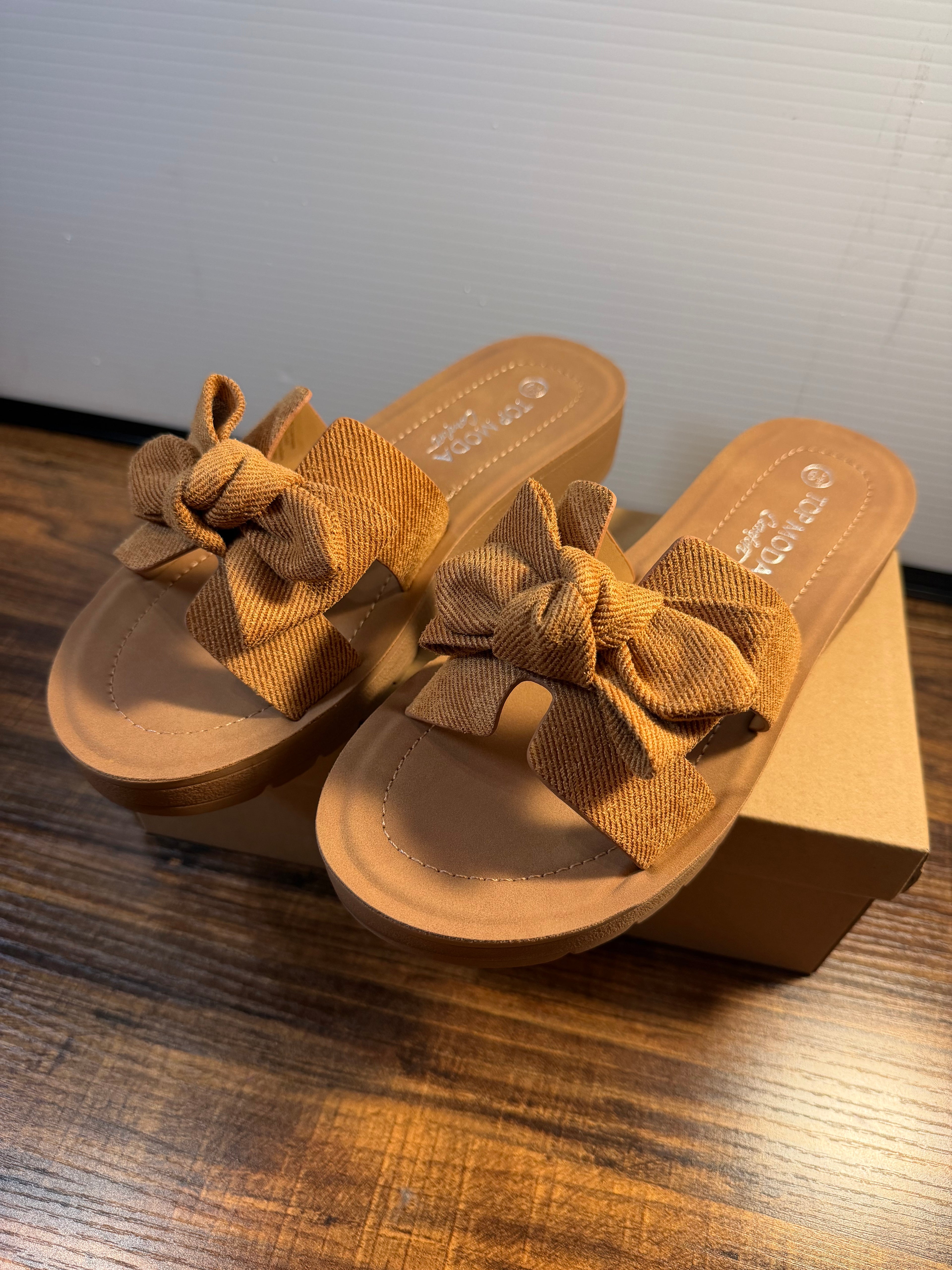 Brown sandal with a decorative denim fabric bow