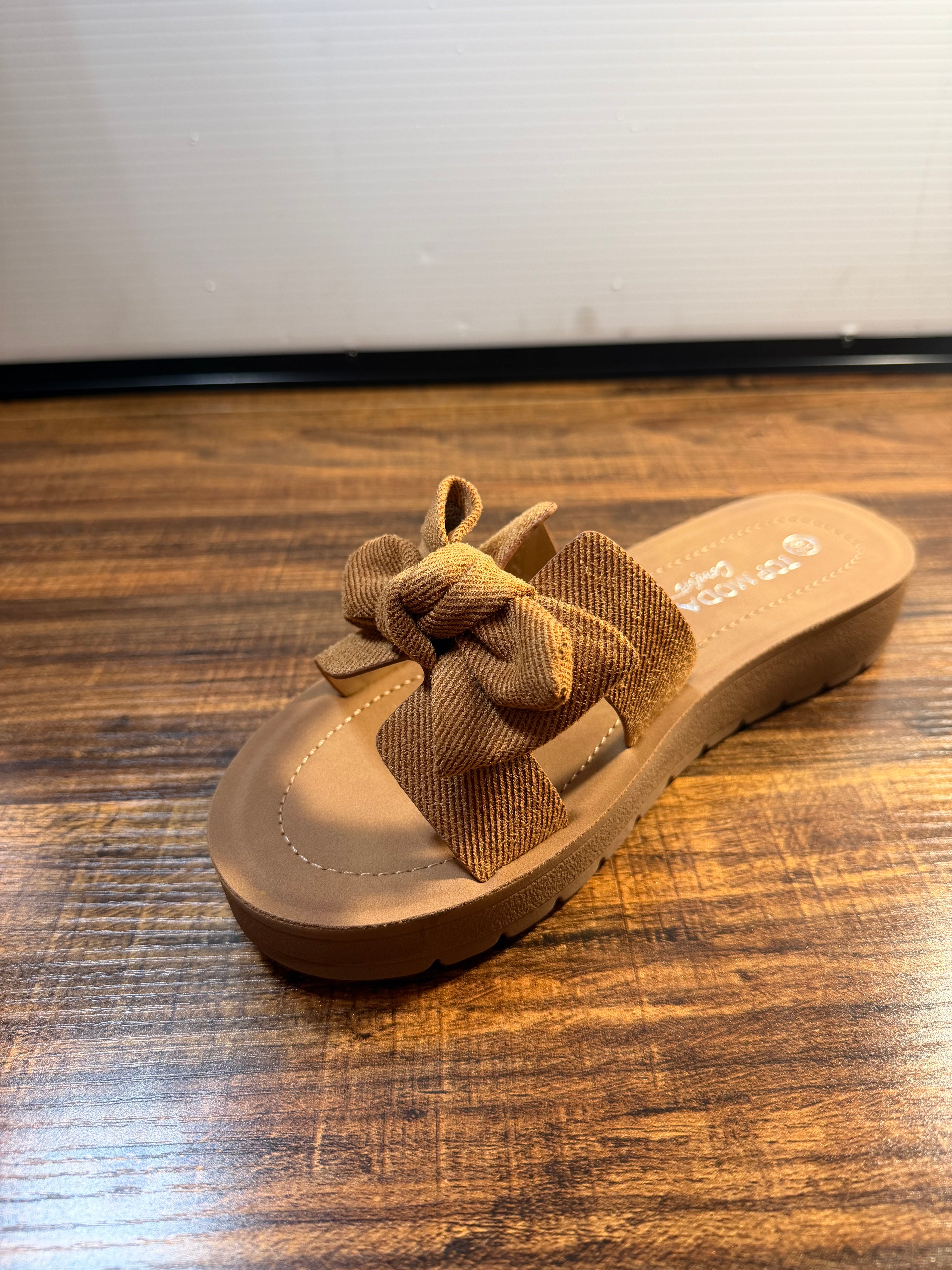 Brown sandal with a decorative denim fabric bow
